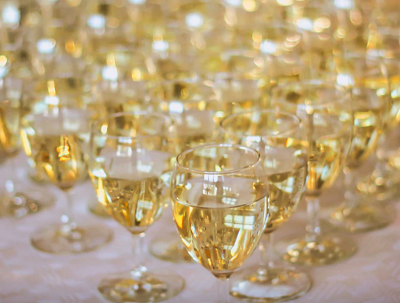 image of white wine n glasses